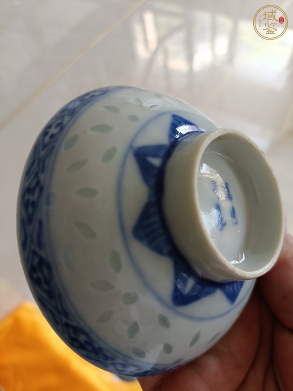 古玩陶瓷青花玲瓏瓷花卉紋茶碗真品鑒賞圖