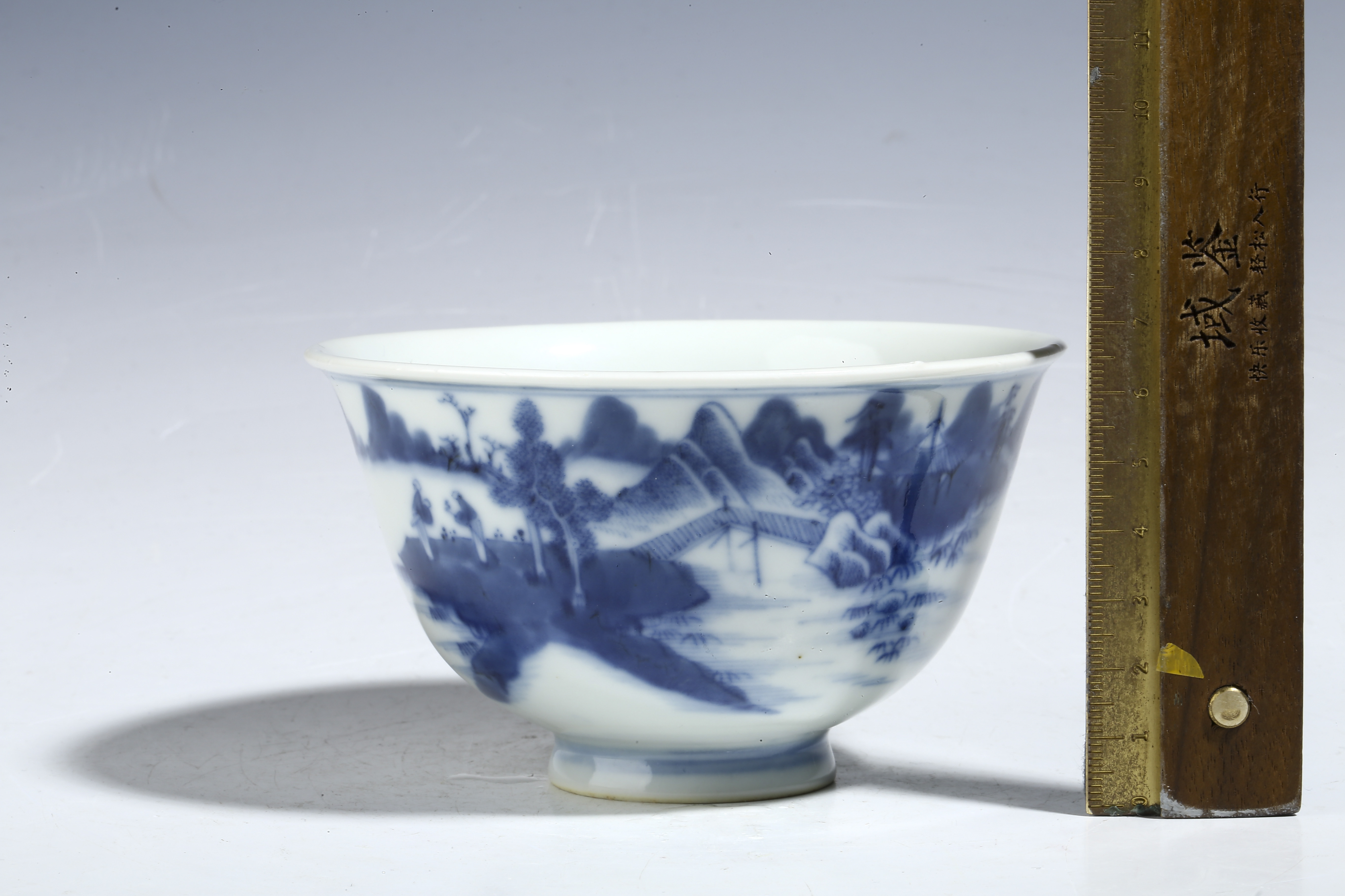 中国青花山水人物文小壷CR6412E