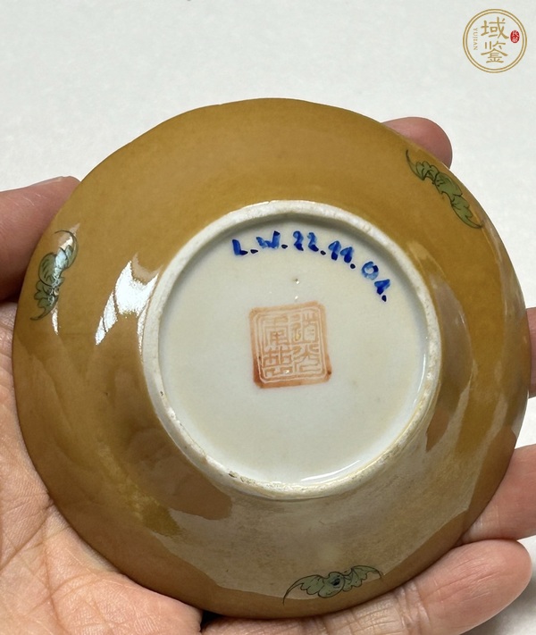 古玩陶瓷紫金釉粉彩蟲草花卉紋拆沿盤真品鑒賞圖