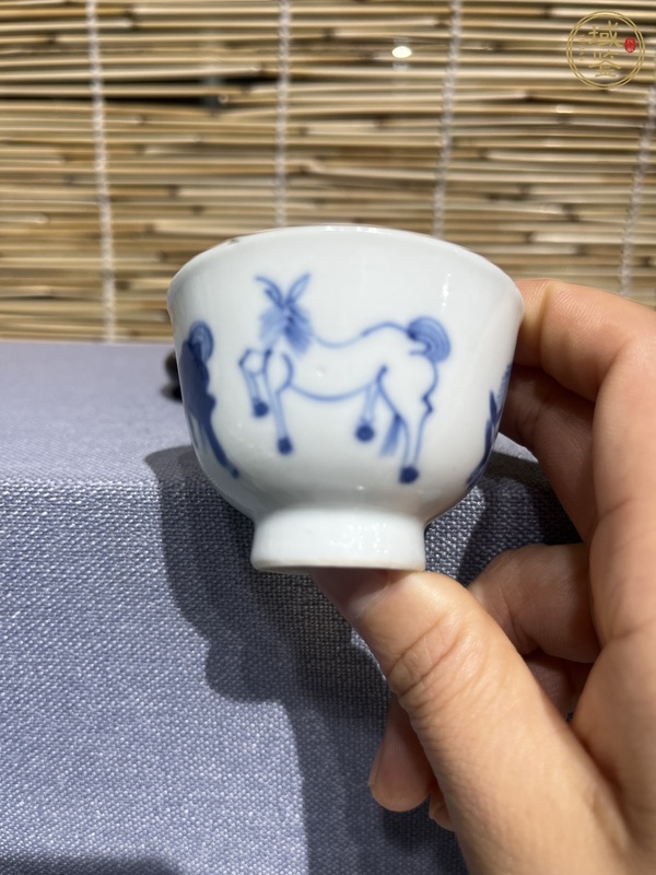 古玩陶瓷馬紋青花杯真品鑒賞圖