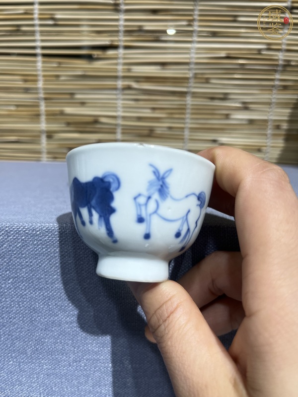 古玩陶瓷馬紋青花杯真品鑒賞圖