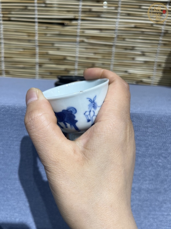 古玩陶瓷馬紋青花杯真品鑒賞圖