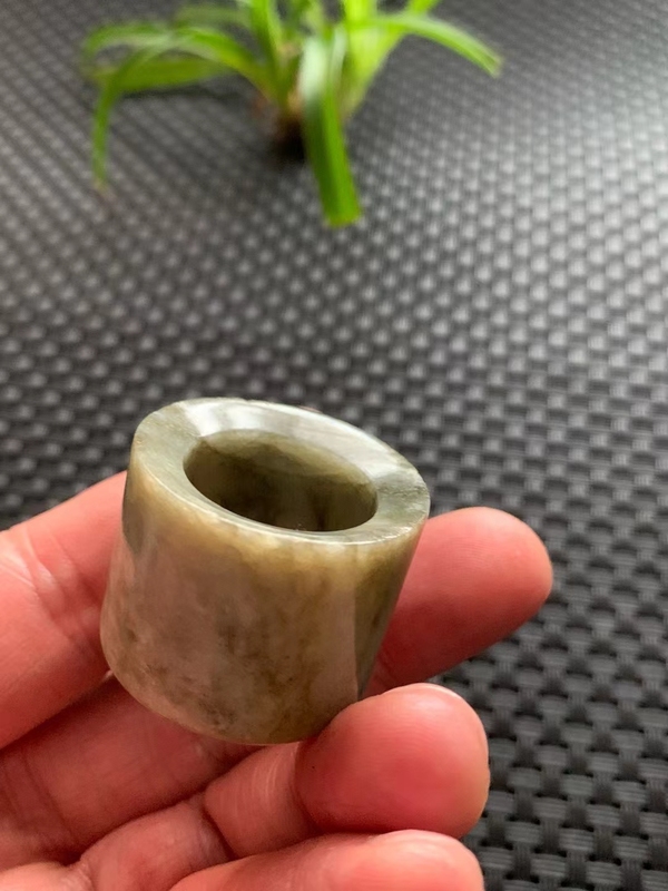 古玩玉器清代和田玉雕“素紋扳指”拍賣,當前價格2800元