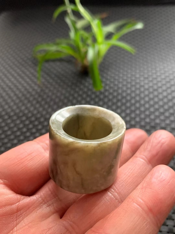 古玩玉器清代和田玉雕“素紋扳指”拍賣,當前價格2800元