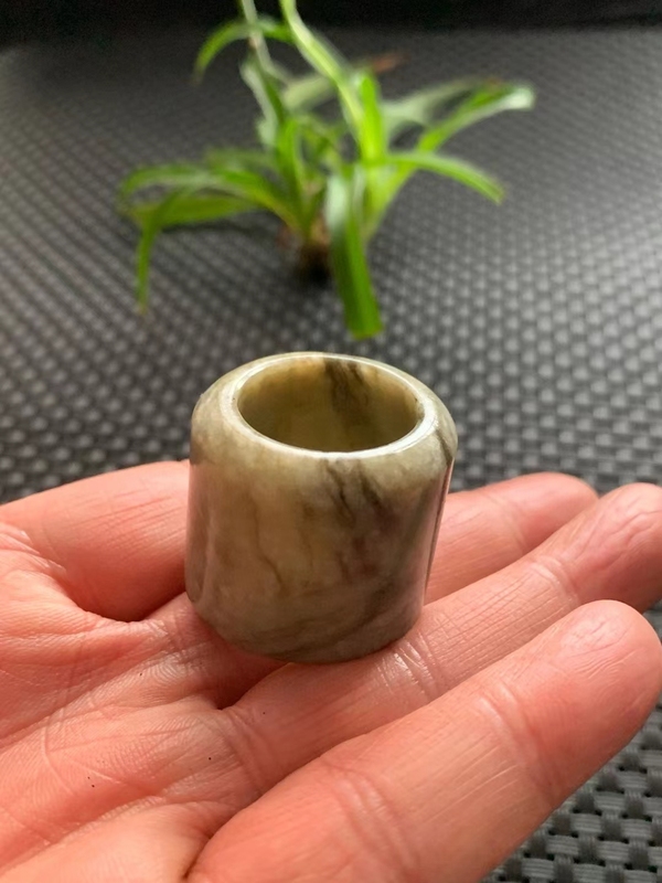 古玩玉器清代和田玉雕“素紋扳指”拍賣,當前價格2800元