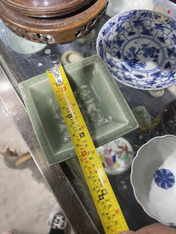 古玩陶瓷喜鹿蜂猴青釉盤真品鑒賞圖