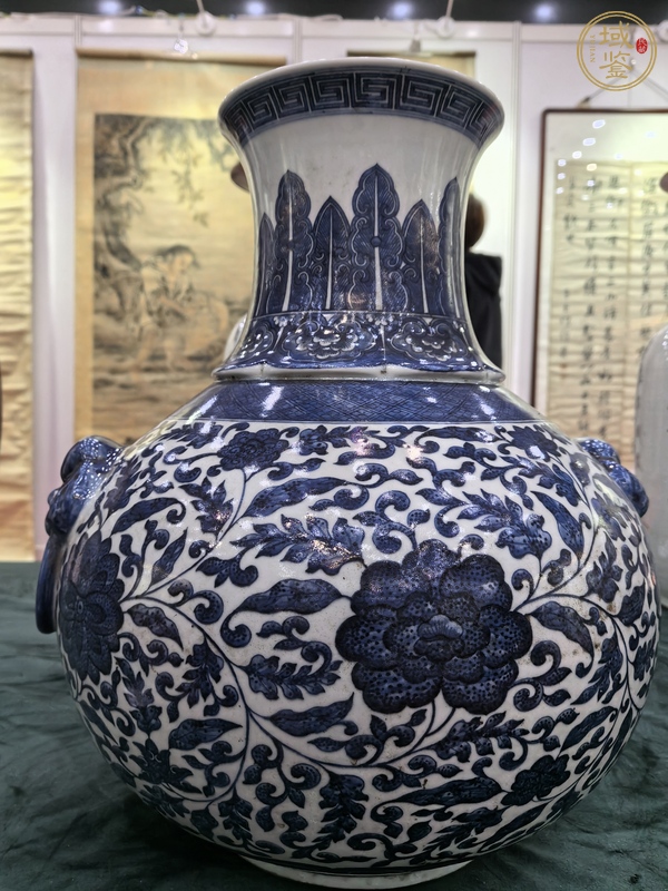 古玩陶瓷青花纏枝花卉紋獅耳撇口瓶真品鑒賞圖