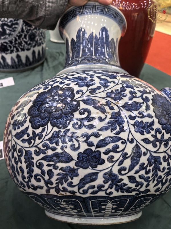 古玩陶瓷青花纏枝花卉紋獅耳撇口瓶真品鑒賞圖