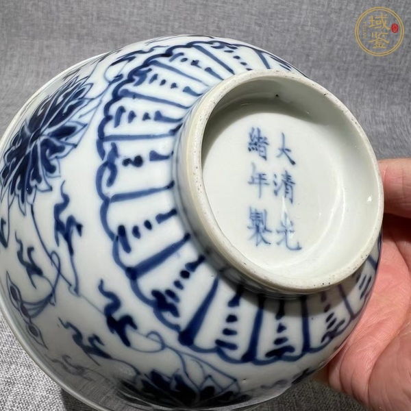 古玩陶瓷青花纏枝花卉紋茶碗真品鑒賞圖