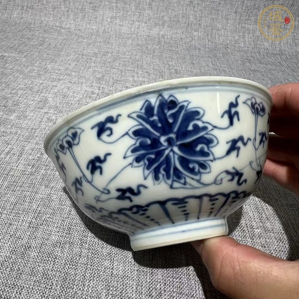 古玩陶瓷青花纏枝花卉紋茶碗真品鑒賞圖