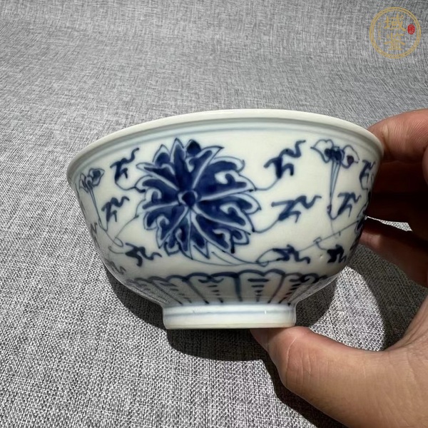 古玩陶瓷青花纏枝花卉紋茶碗真品鑒賞圖