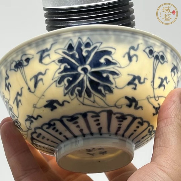 古玩陶瓷青花纏枝花卉紋茶碗真品鑒賞圖