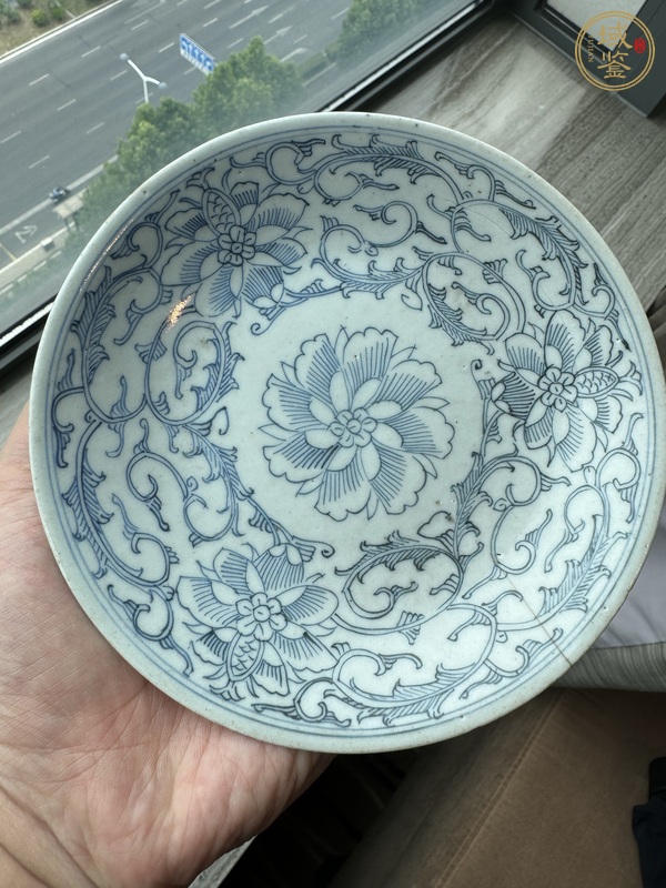 古玩陶瓷花卉紋青花盤真品鑒賞圖