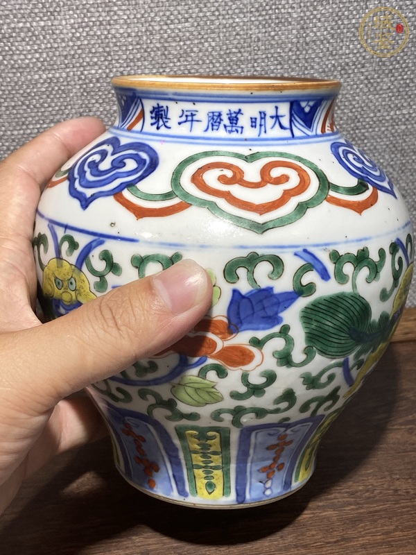 古玩陶瓷青花五彩獅子穿花卉紋罐真品鑒賞圖