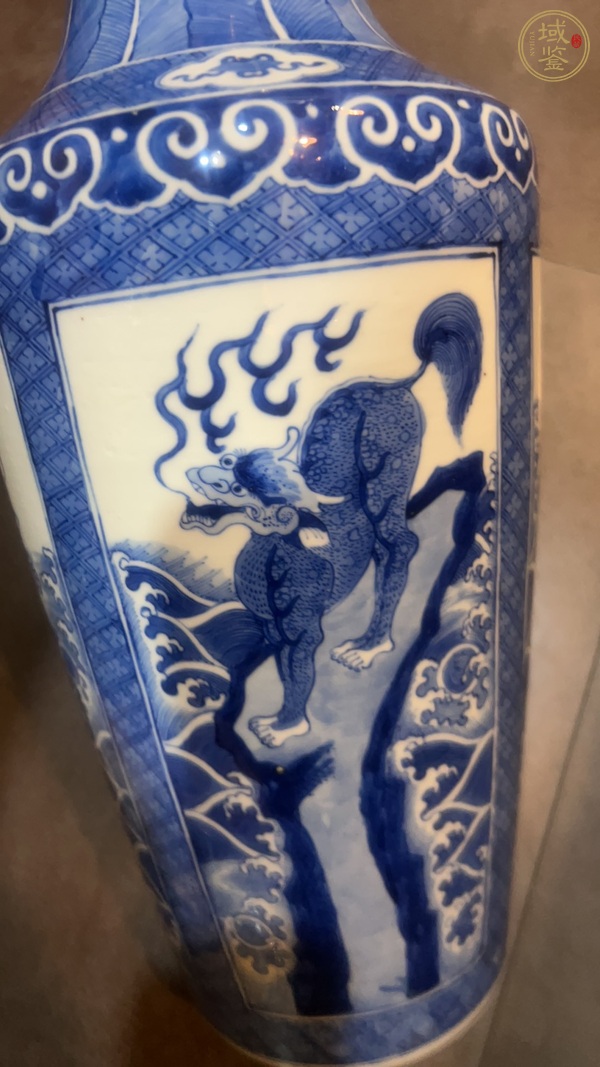 古玩陶瓷瑞獸紋青花瓶真品鑒賞圖