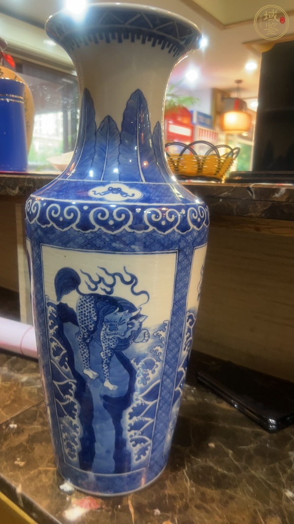 古玩陶瓷瑞獸紋青花瓶真品鑒賞圖