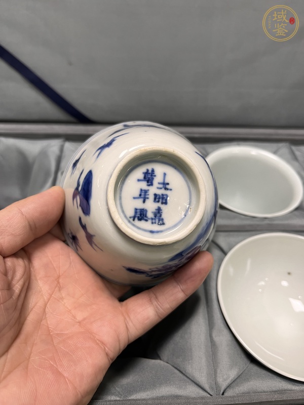 古玩陶瓷青花洞石花卉紋仰鐘杯真品鑒賞圖