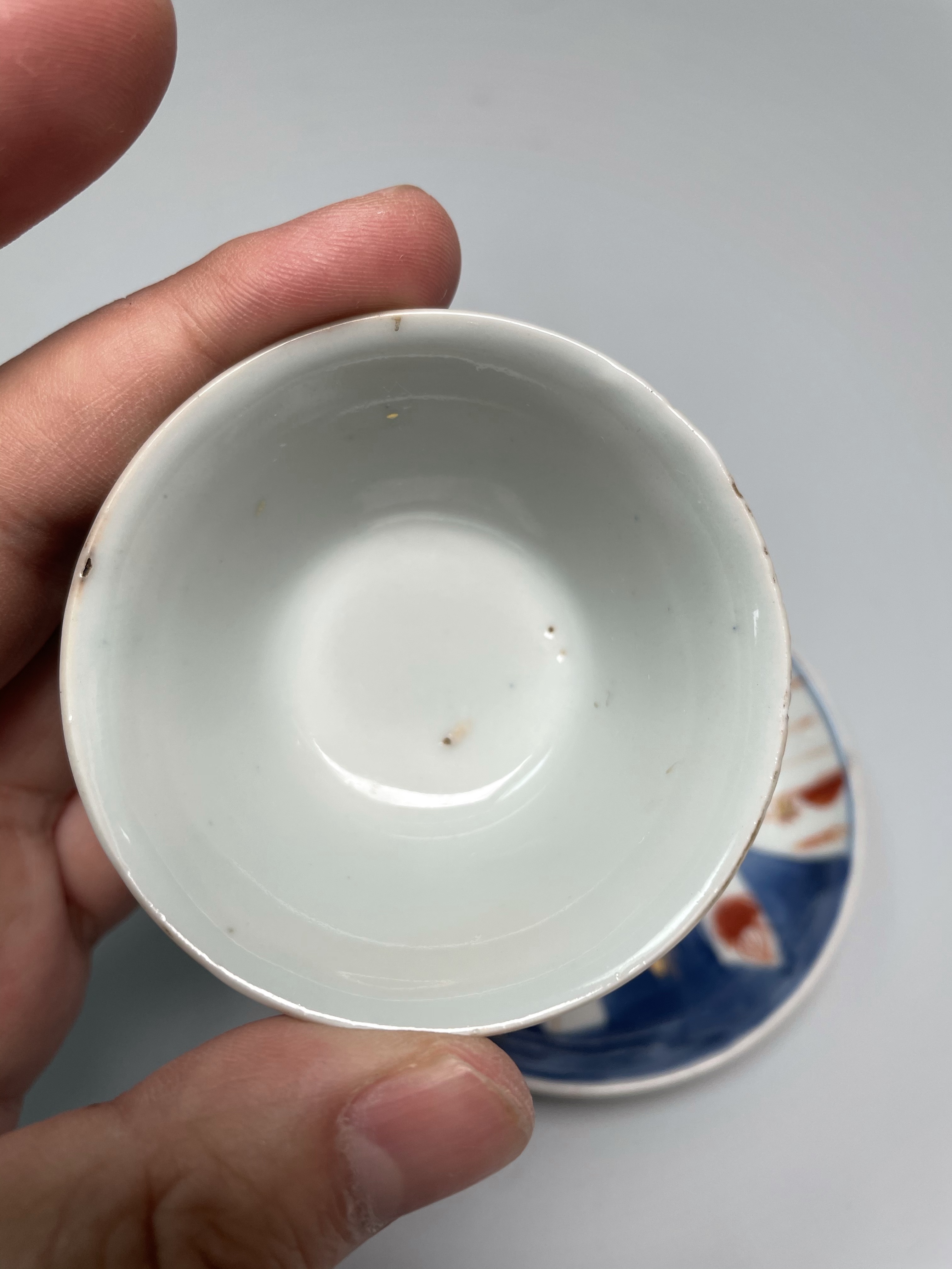 域鉴古玩】清康熙·青花矾红描金山水人物纹杯碟拍卖价格/图片/值