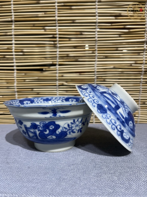 古玩陶瓷清中晚·青花花鳥紋蓋碗真品鑒賞圖