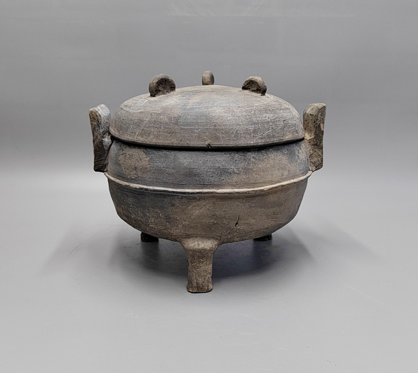 古玩陶瓷戰(zhàn)漢三足雙耳弦紋陶鼎【附證書】拍賣,當前價格4500元