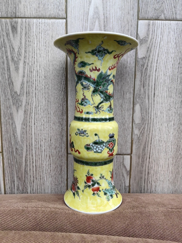 古玩陶瓷晚清·黃地五彩龍紋花觚拍賣,當前價格9878元
