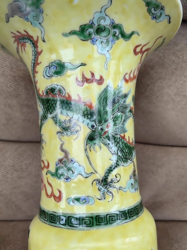 古玩陶瓷晚清·黃地五彩龍紋花觚拍賣,當前價格9878元