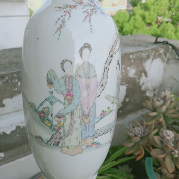 古玩陶瓷民國時期粉彩侍女桃花瓶拍賣,當前價格3000元