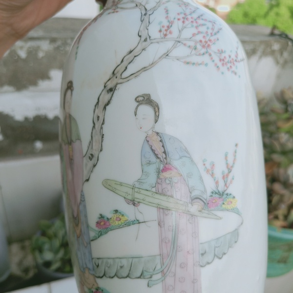 古玩陶瓷民國時期粉彩侍女桃花瓶拍賣,當前價格3000元