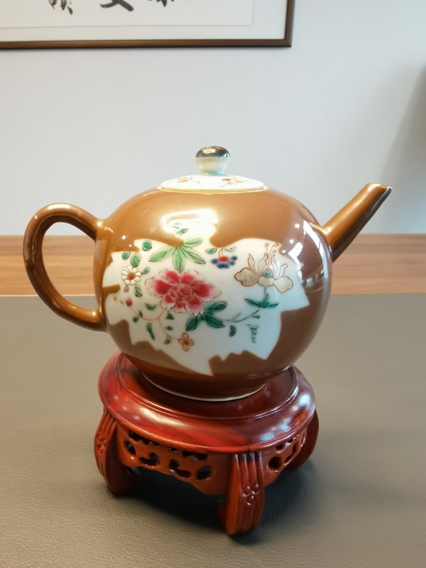 古玩陶瓷雍正紫金釉開光粉彩花卉紋大茶壺拍賣,當前價格3980元