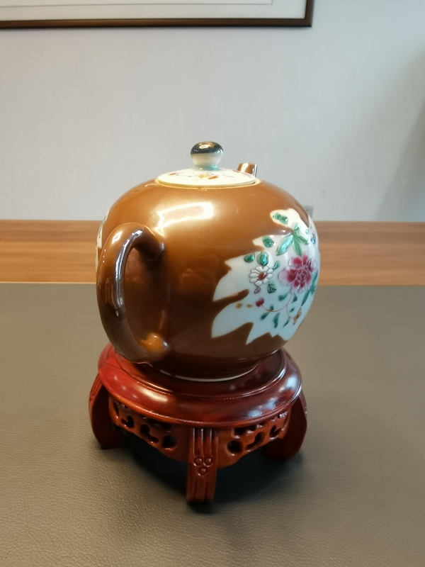 古玩陶瓷雍正紫金釉開光粉彩花卉紋大茶壺拍賣,當前價格3980元