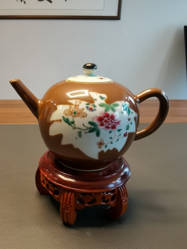 古玩陶瓷雍正紫金釉開光粉彩花卉紋大茶壺拍賣,當前價格3980元