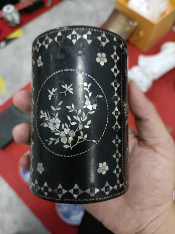 古玩雜項(xiàng)清代鑲嵌螺鈿漆器筆筒拍賣,當(dāng)前價(jià)格2888元