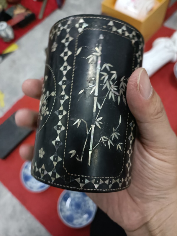 古玩雜項(xiàng)清代鑲嵌螺鈿漆器筆筒拍賣,當(dāng)前價(jià)格2888元