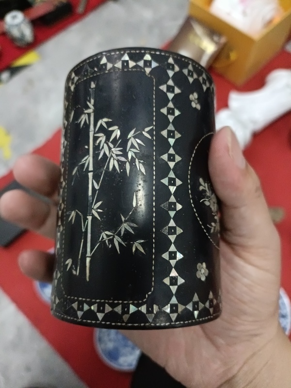古玩雜項(xiàng)清代鑲嵌螺鈿漆器筆筒拍賣,當(dāng)前價(jià)格2888元