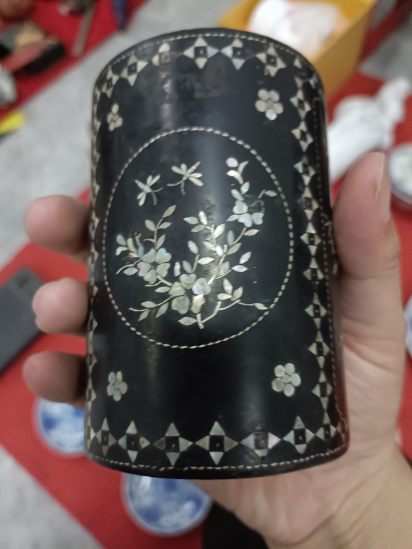 古玩雜項(xiàng)清代鑲嵌螺鈿漆器筆筒拍賣,當(dāng)前價(jià)格2888元