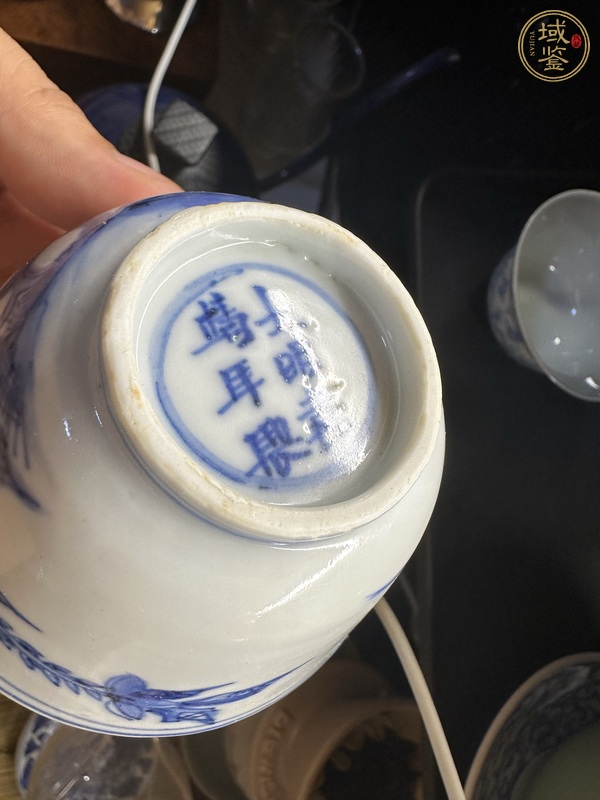 古玩陶瓷青花洞石花蝶紋仰鐘杯真品鑒賞圖