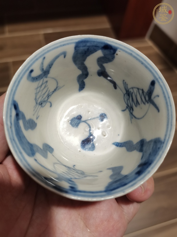 古玩陶瓷清光緒 紫金釉青花魚藻紋杯真品鑒賞圖