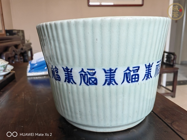 古玩陶瓷豆青釉青花花盆真品鑒賞圖