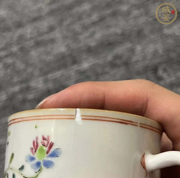 古玩陶瓷乾隆粉彩花卉紋把杯真品鑒賞圖