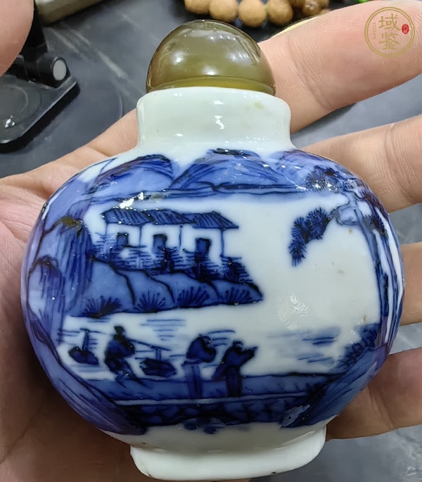 古玩陶瓷青花山水紋鼻煙壺真品鑒賞圖