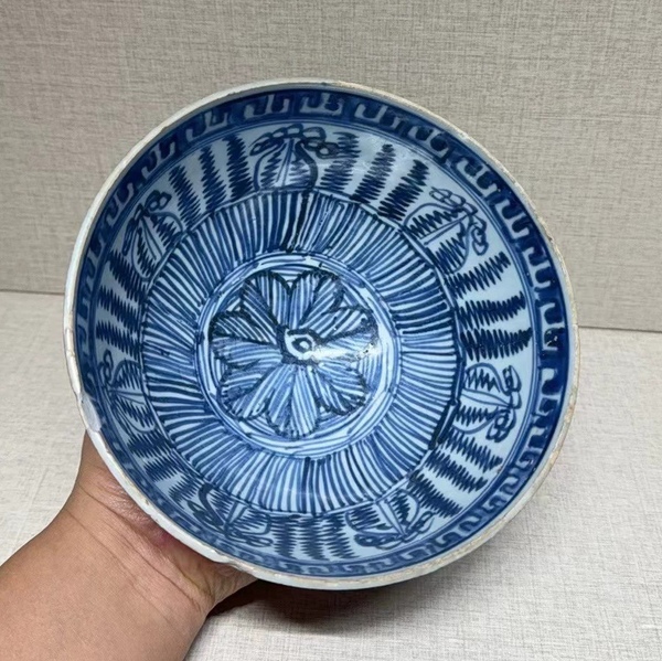 古玩陶瓷明末清初青花線描花卉雞心碗拍賣,當前價格1360元