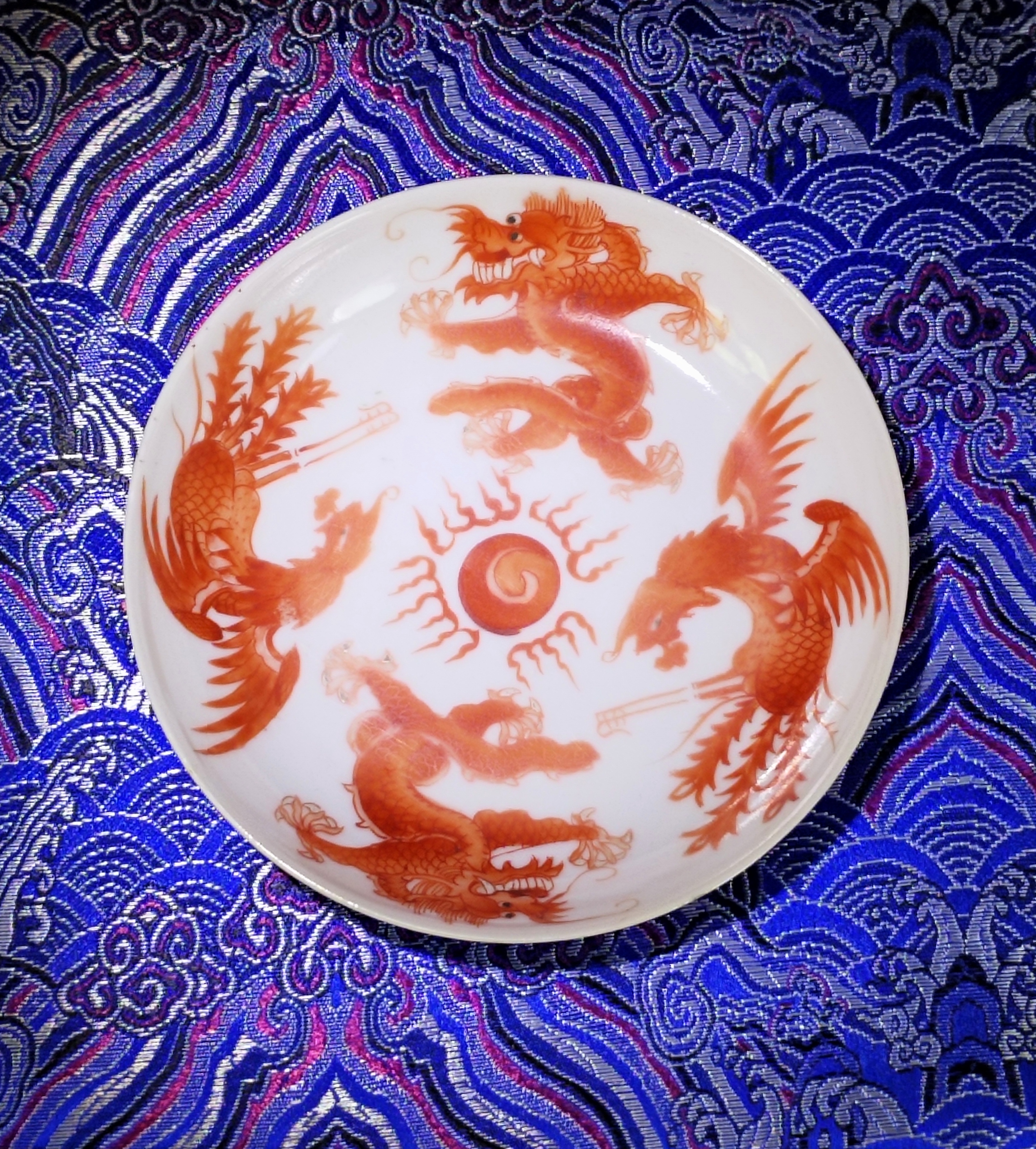 域鉴古玩】【故宫同款精品细路】清道光精品矾红龙凤赶珠纹盘拍卖