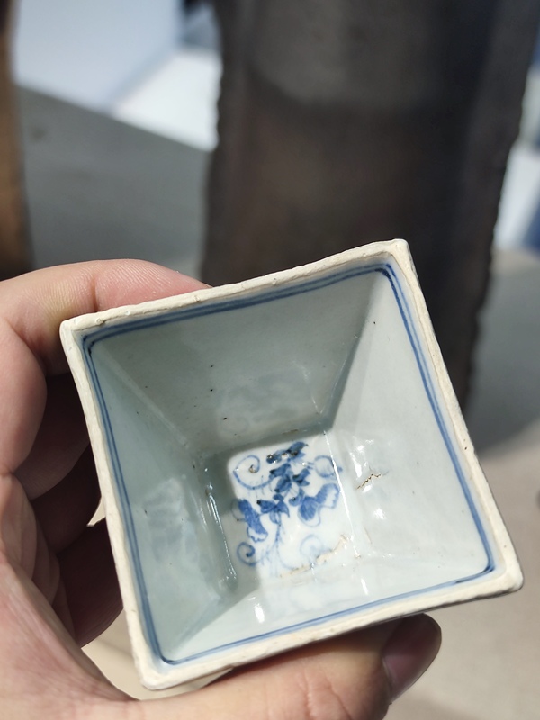 古玩陶瓷線描青花云龍紋斗型杯拍賣,當前價格3760元