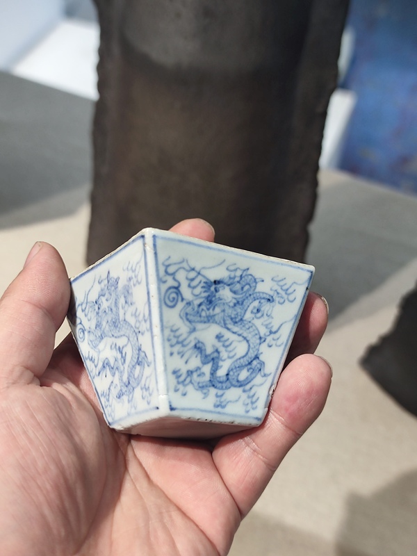 古玩轉(zhuǎn)賣線描青花云龍紋斗型杯拍賣,當(dāng)前價(jià)格800元