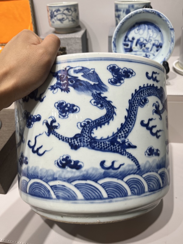 古玩陶瓷青花趕珠龍紋筒式爐拍賣,當前價格11800元