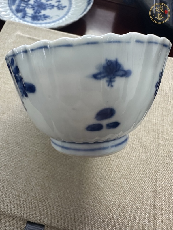 古玩陶瓷青花洞石花卉紋菊瓣盤真品鑒賞圖