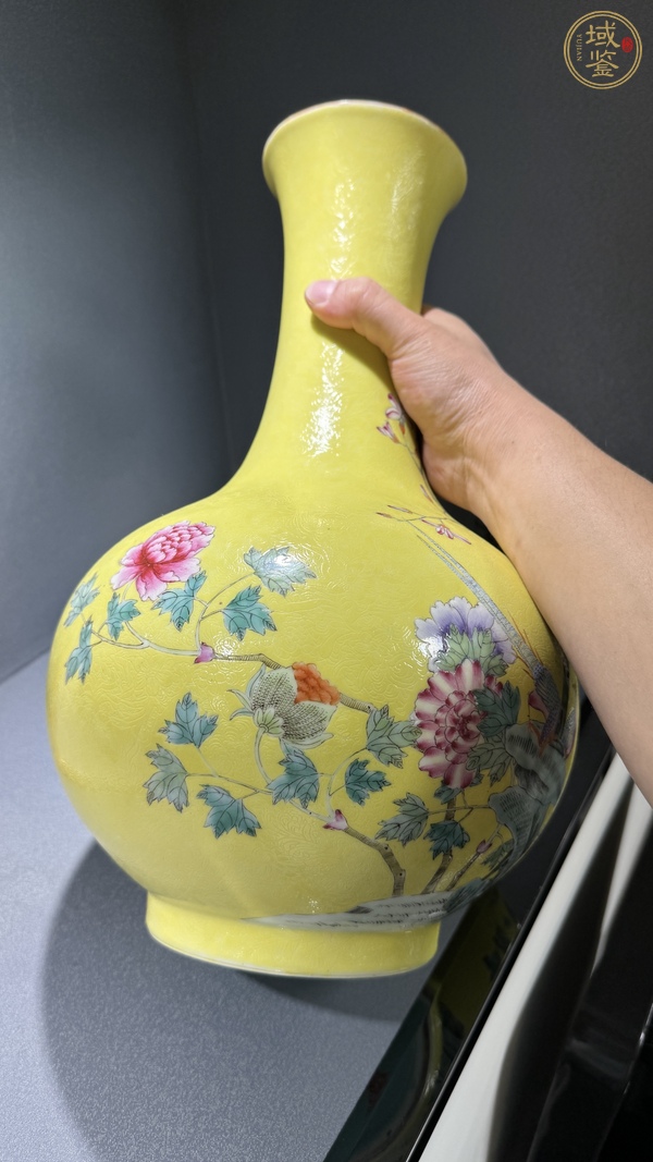 古玩陶瓷黃底粉彩軋道花鳥紋賞瓶真品鑒賞圖