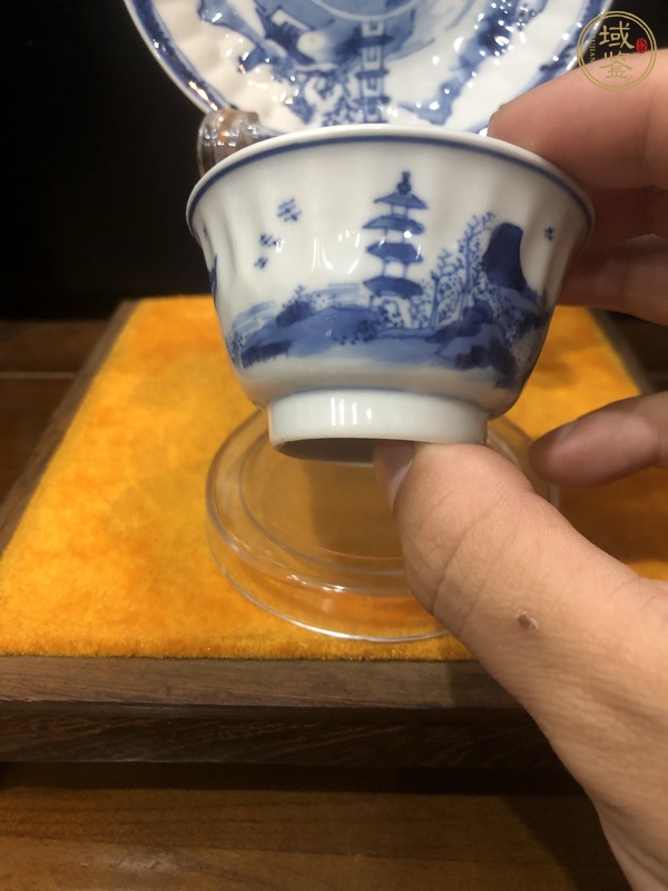 古玩陶瓷青花通景山水高士圖瓜棱紋杯碟  真品鑒賞圖