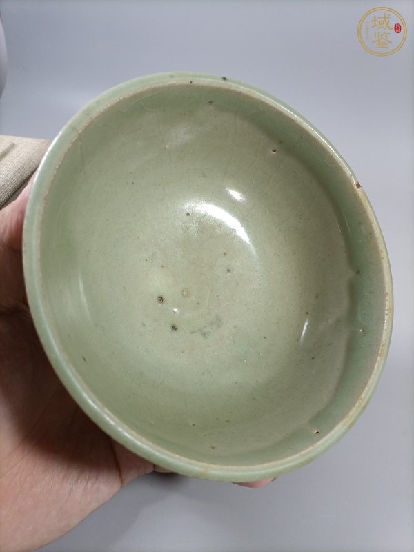 古玩陶瓷龍泉青瓷刻線條紋茶碗真品鑒賞圖