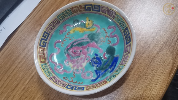 古玩陶瓷松石綠粉彩獅紋盤真品鑒賞圖